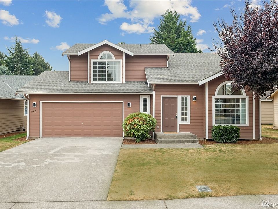 Bright and spacious residence in the conveniently located Rachael Place neighborhood. 