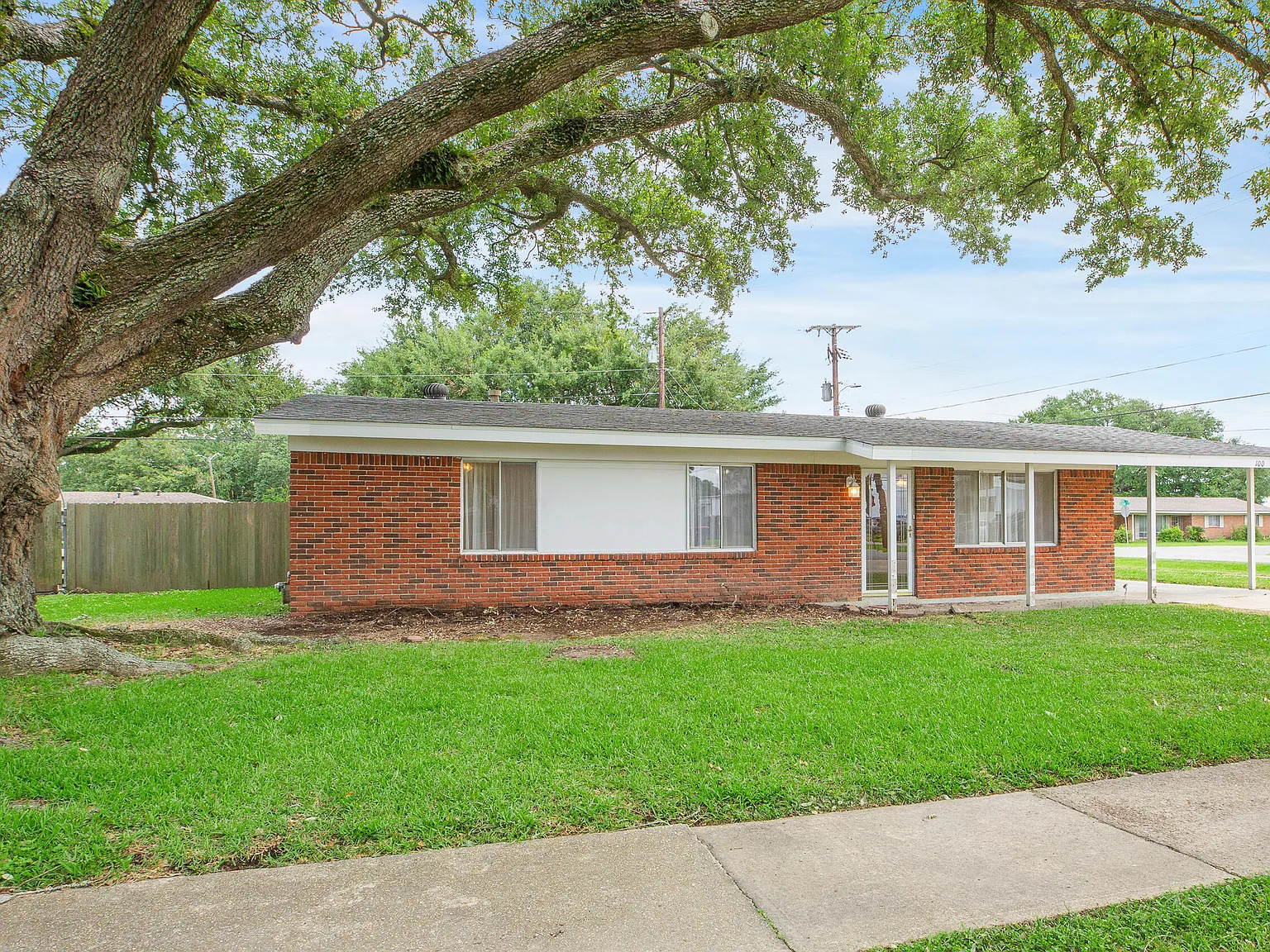3 bed, 2.0 bath, 1215 sqft, $1,600 — Photo 1