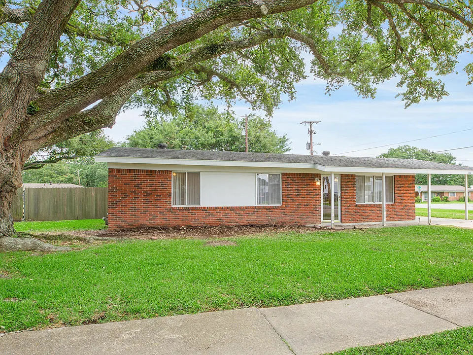 100 Maple Dr