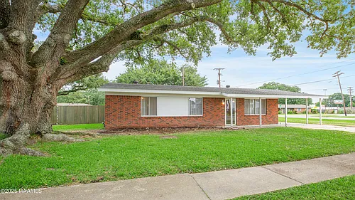 100 Maple Dr Photo 1