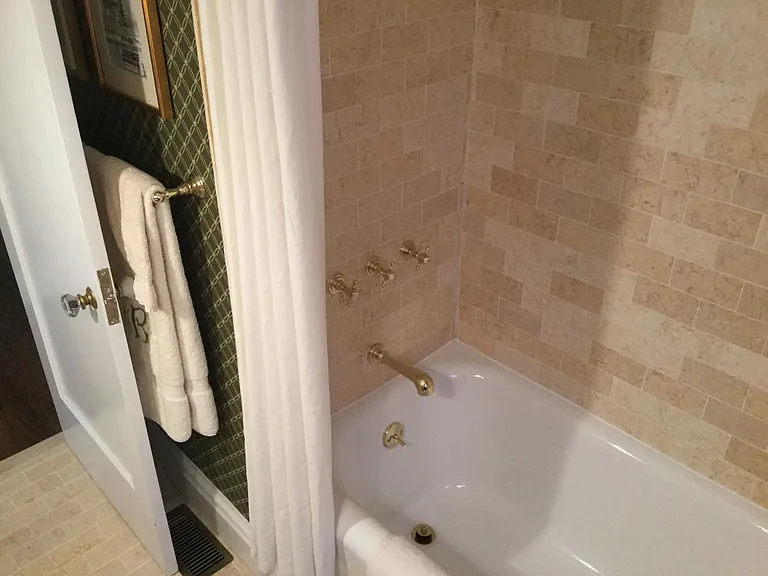 1st Floor Bath