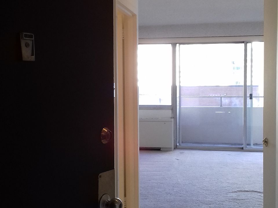 20th Floor City View, Marble Tile Foyer