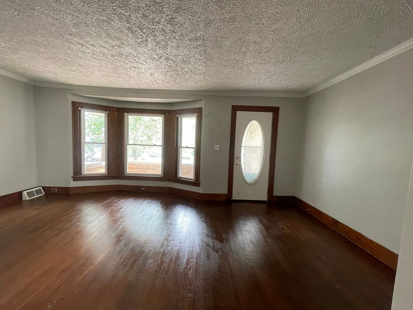 Spacious Three Bedroom Home with Office! NW Side — Photo 2