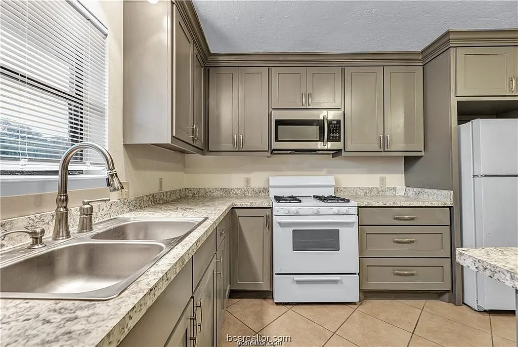 Building Photo - 807 Holleman Dr