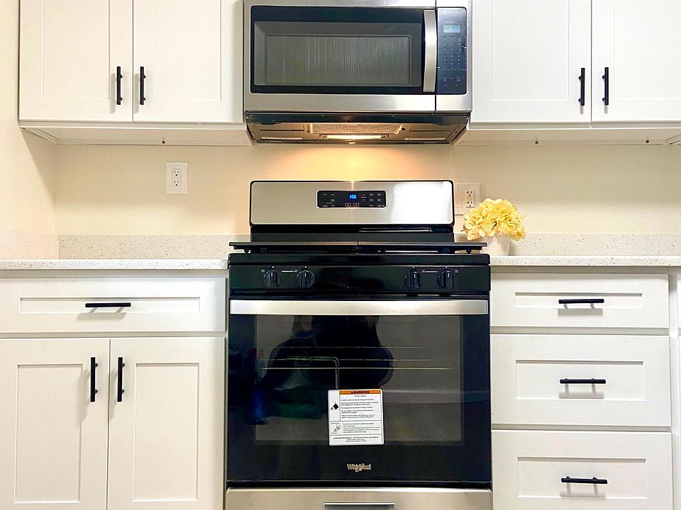 Brand new kitchen with soft-close modern shaker cabinets and SS appliances.