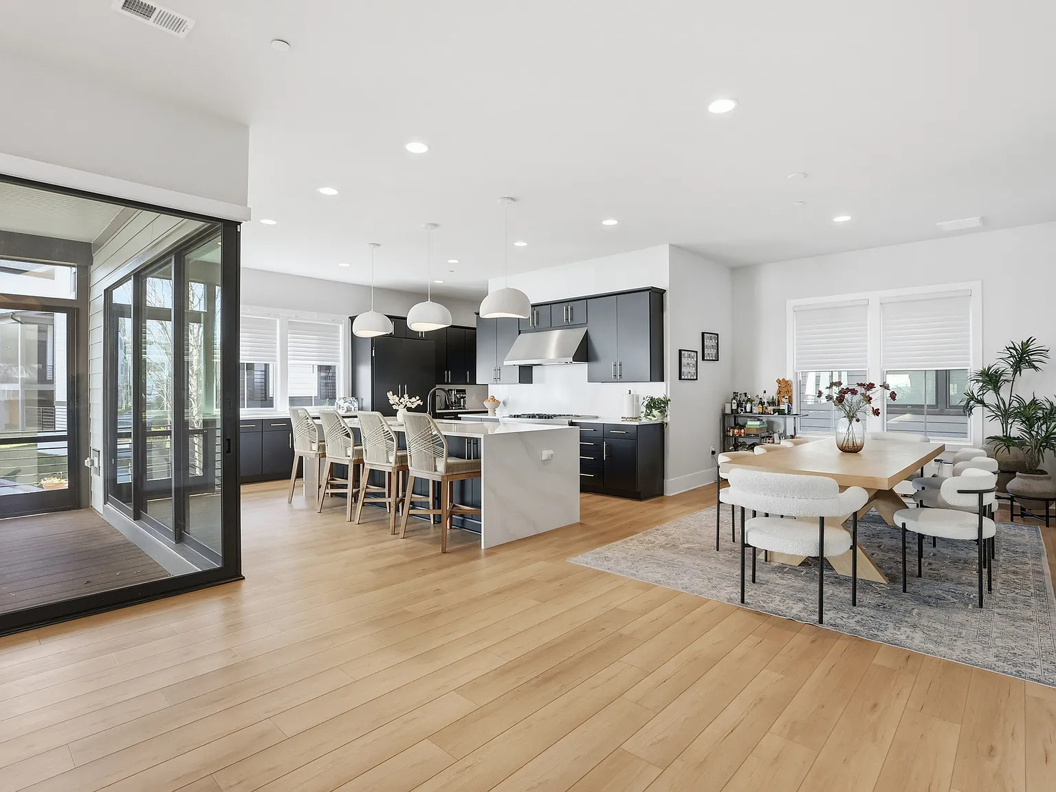 5 bed, 5250 sqft, $10,000 — Photo 2