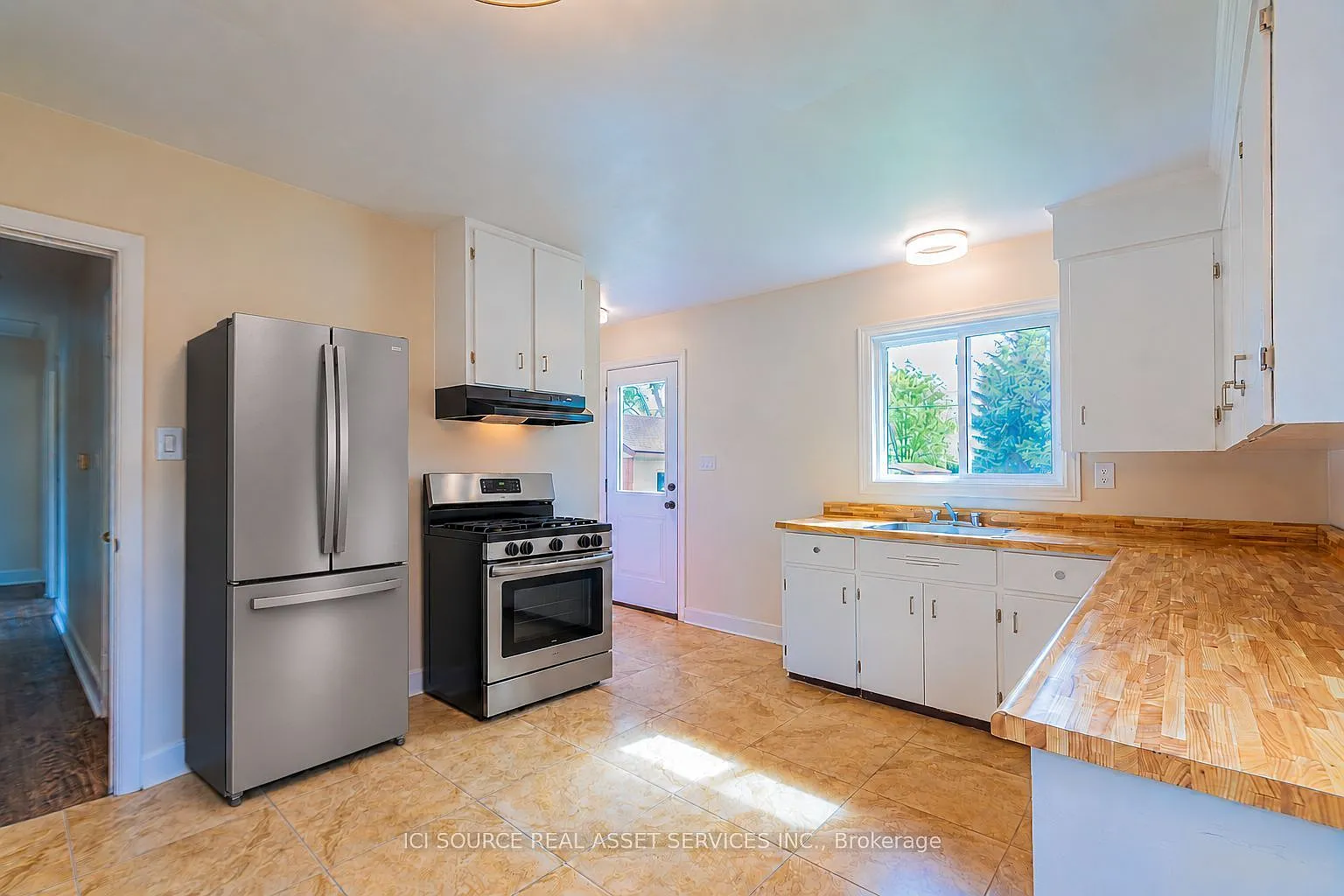 3 bed, $2,395 — Photo 2