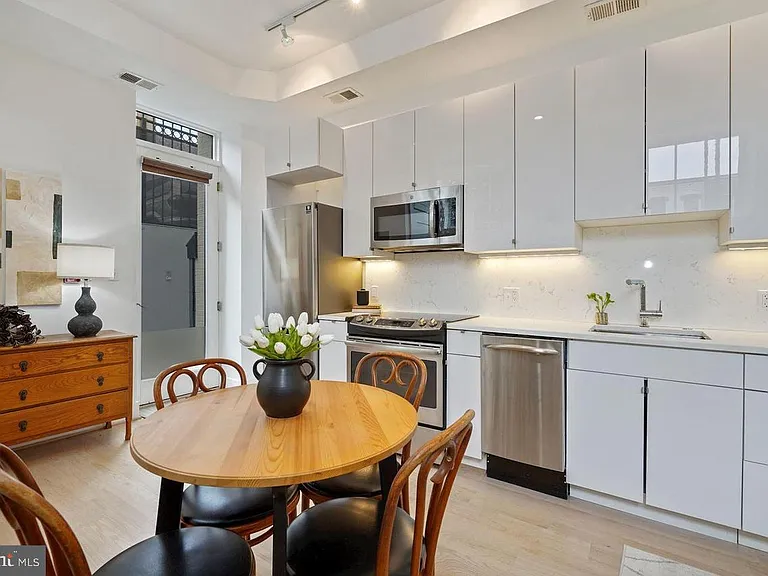 1211 G St SE #1 — Photo 4