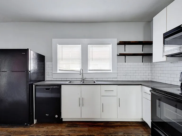 1314 N Sabinas St — Photo 11