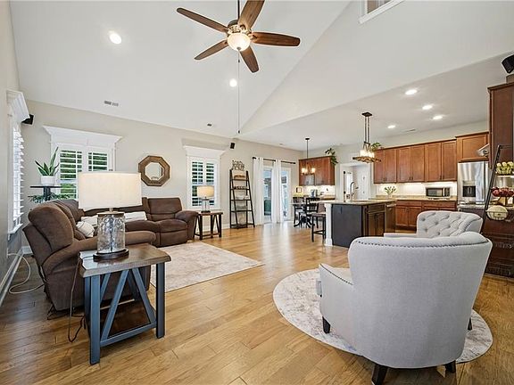 4th image of 102 Rosedale Ct
