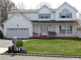 6 North St, Coram, NY 11727