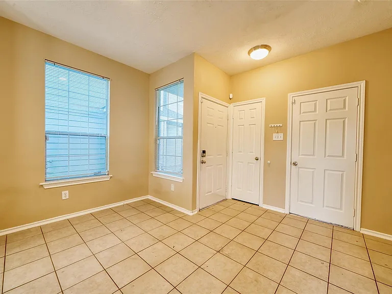 2831 Hackamore Hollow Ln — Photo 10
