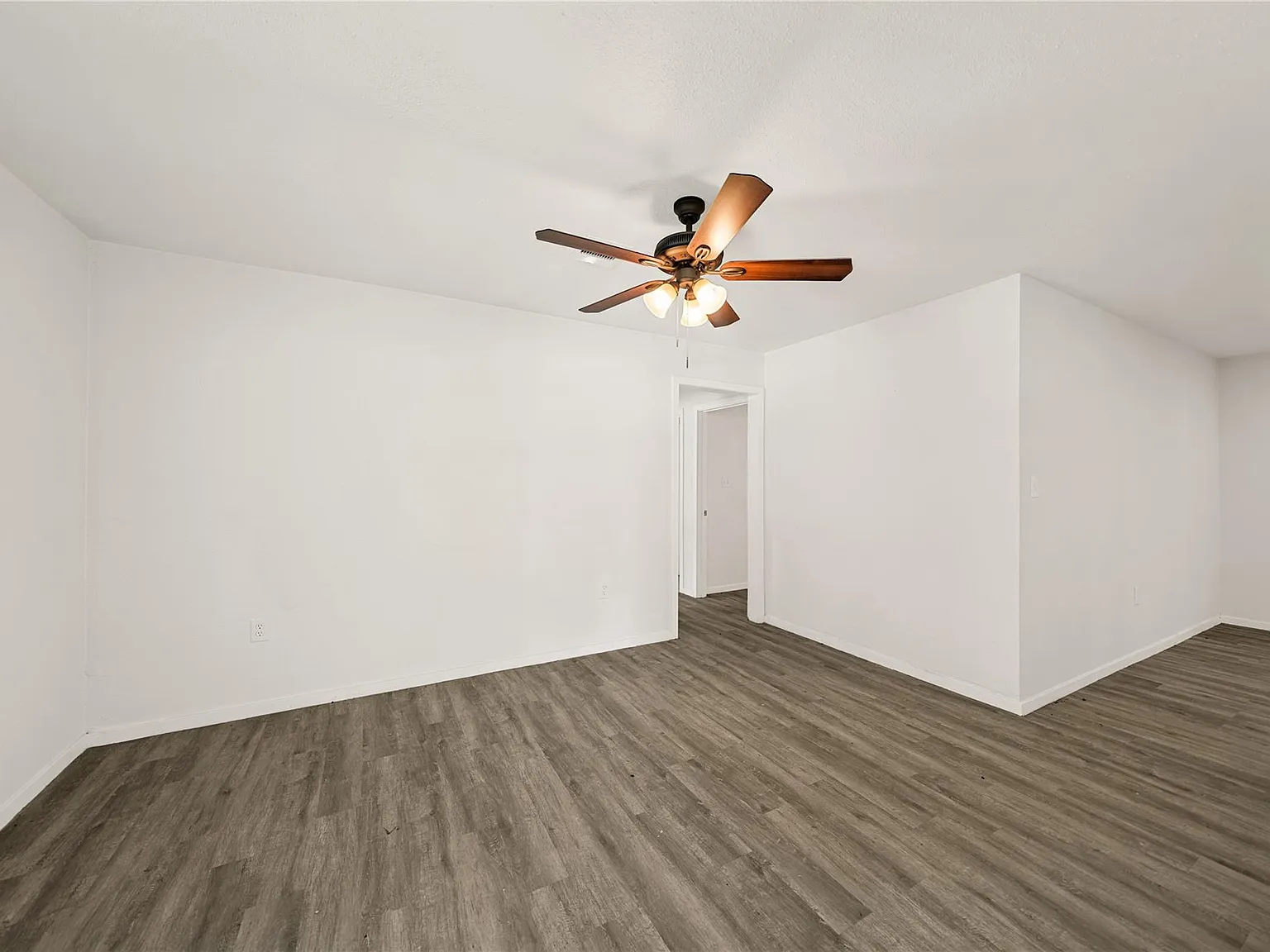 3 bed, 1.5 bath, 1562 sqft, $1,400 — Photo 2