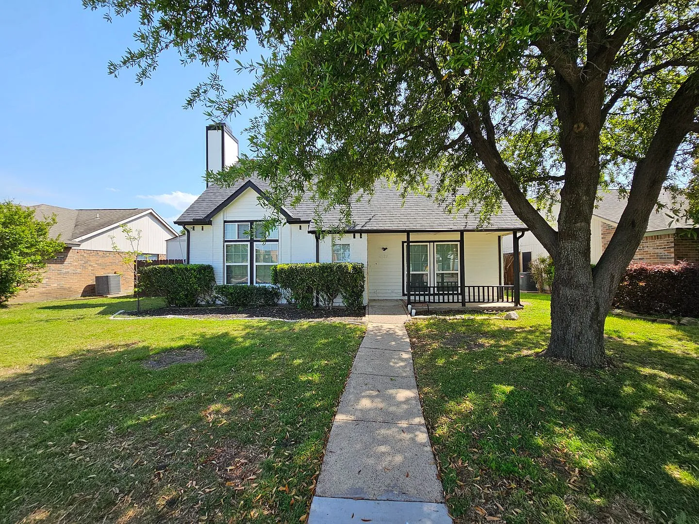 Stunning two-story, 5-bedroom, 2-bath property — Photo 1