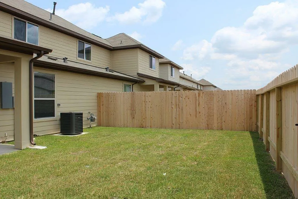 3 bed, 2.5 bath, 1669 sqft, $1,815 — Photo 2