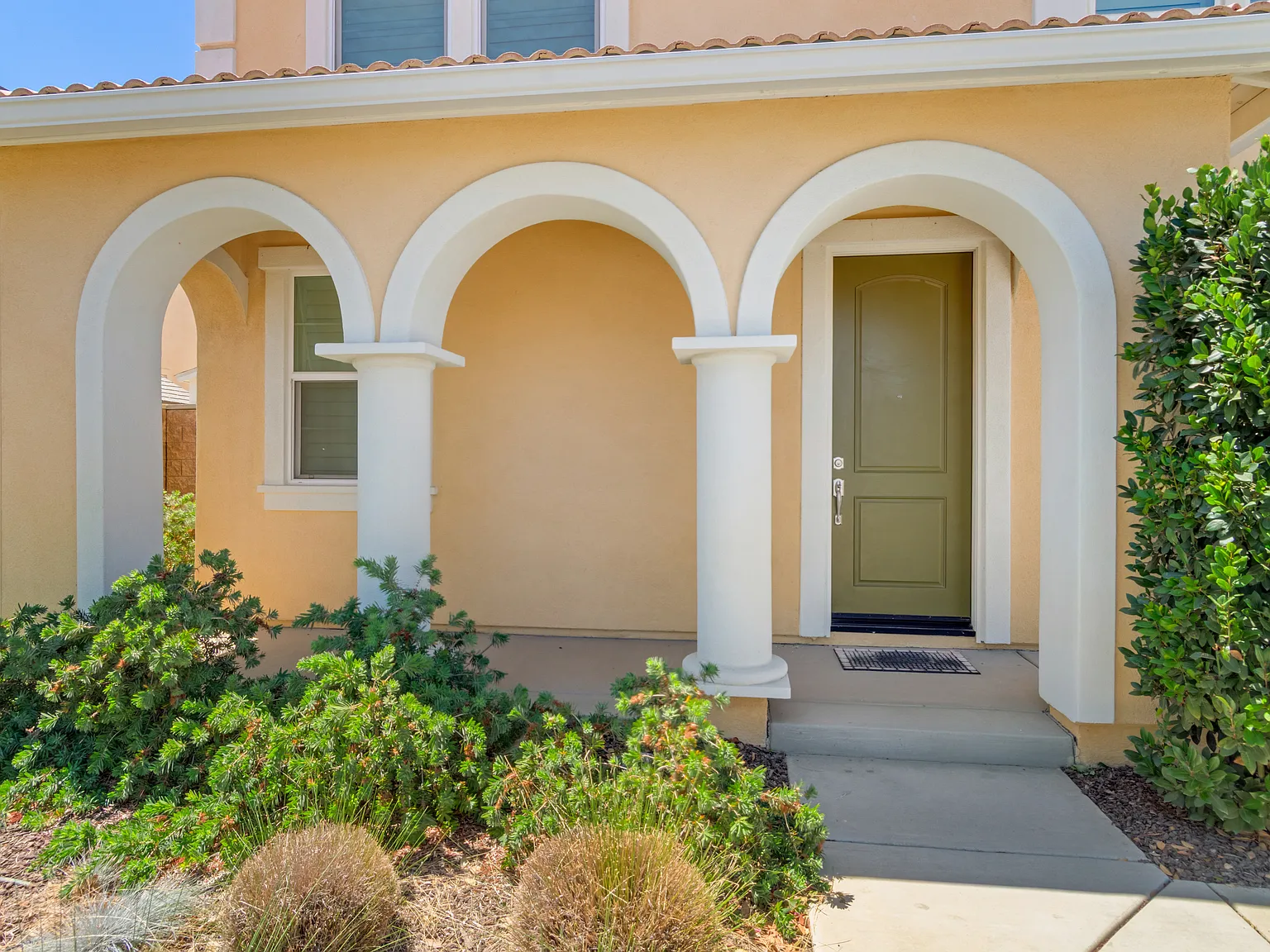 4 bed, 2550 sqft, $4,300 — Photo 2