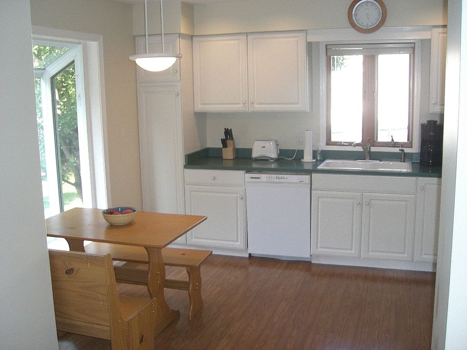 Spacious, bright kitchen with bay window