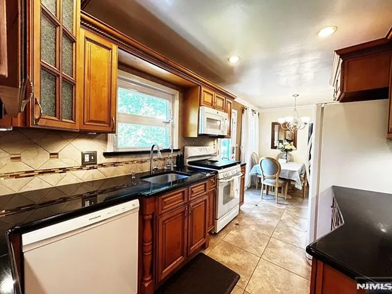 321 Maplewood Dr — Photo 8