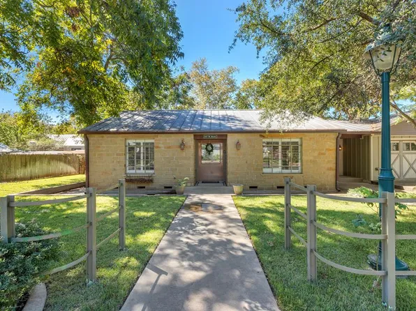 107 W Morse St, Fredericksburg, TX 78624