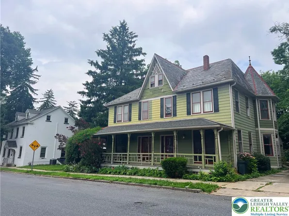 16 W Center St, Nazareth, PA 18064