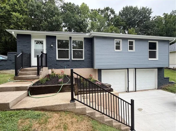 9310 NW 68th St, Parkville, MO 64152