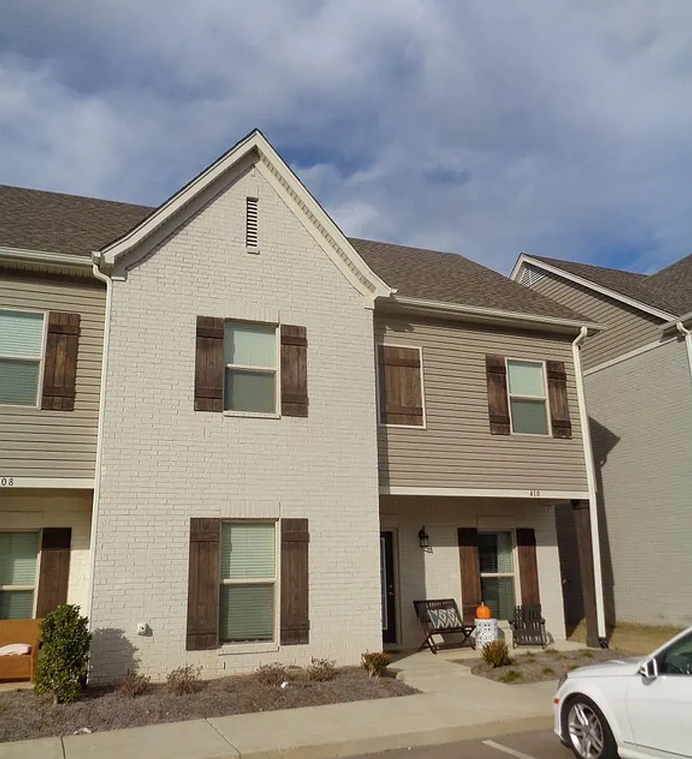 4 bed/4.5 Bath — Photo 1