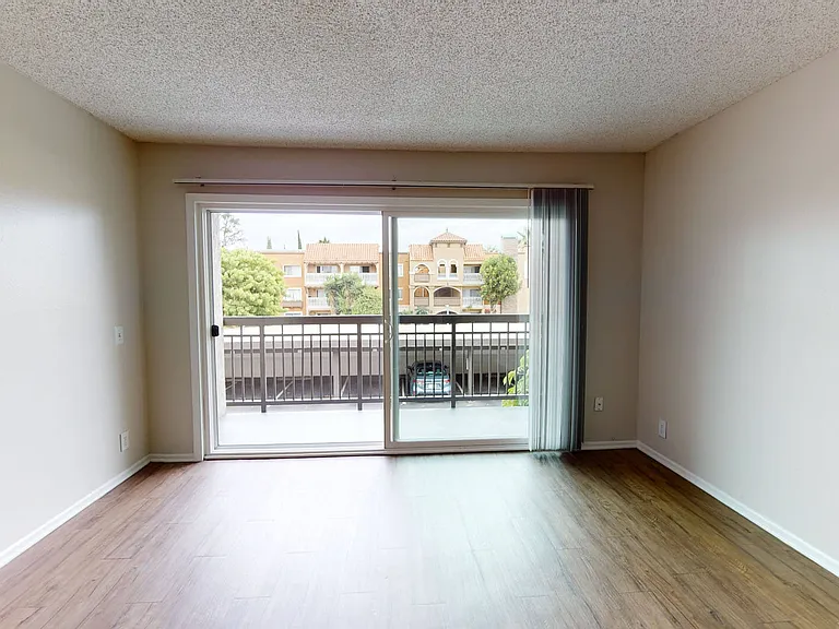 Huntington Vista — Photo 35