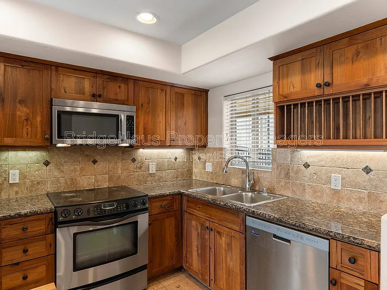 801 W Hawthorn St W #304 — Photo 10