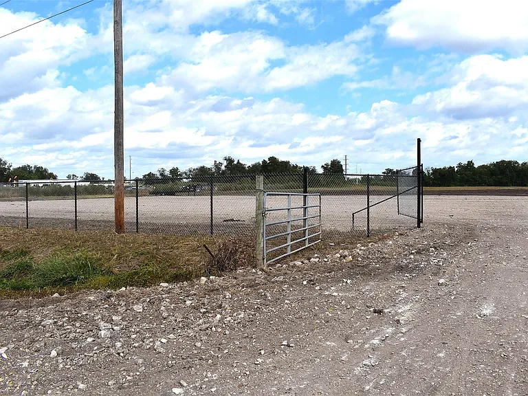 8911 FM 524 Rd — Photo 15