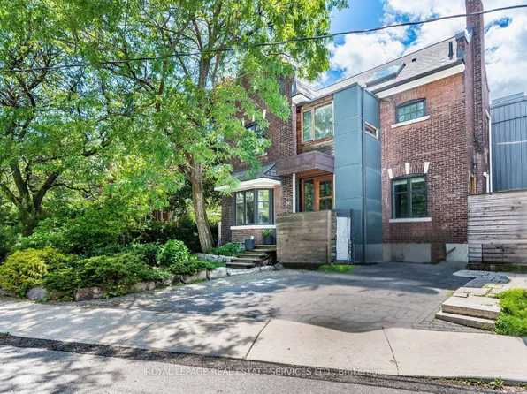 241 Garden Ave, Toronto, ON M6R 1J2