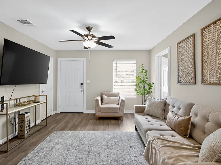 5233 Higgins St — Photo 10
