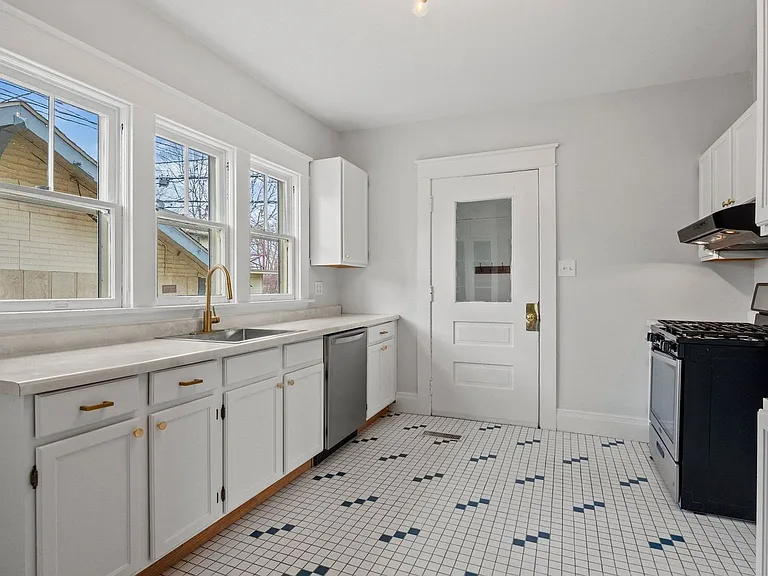 1213 W Jefferson Blvd — Photo 16