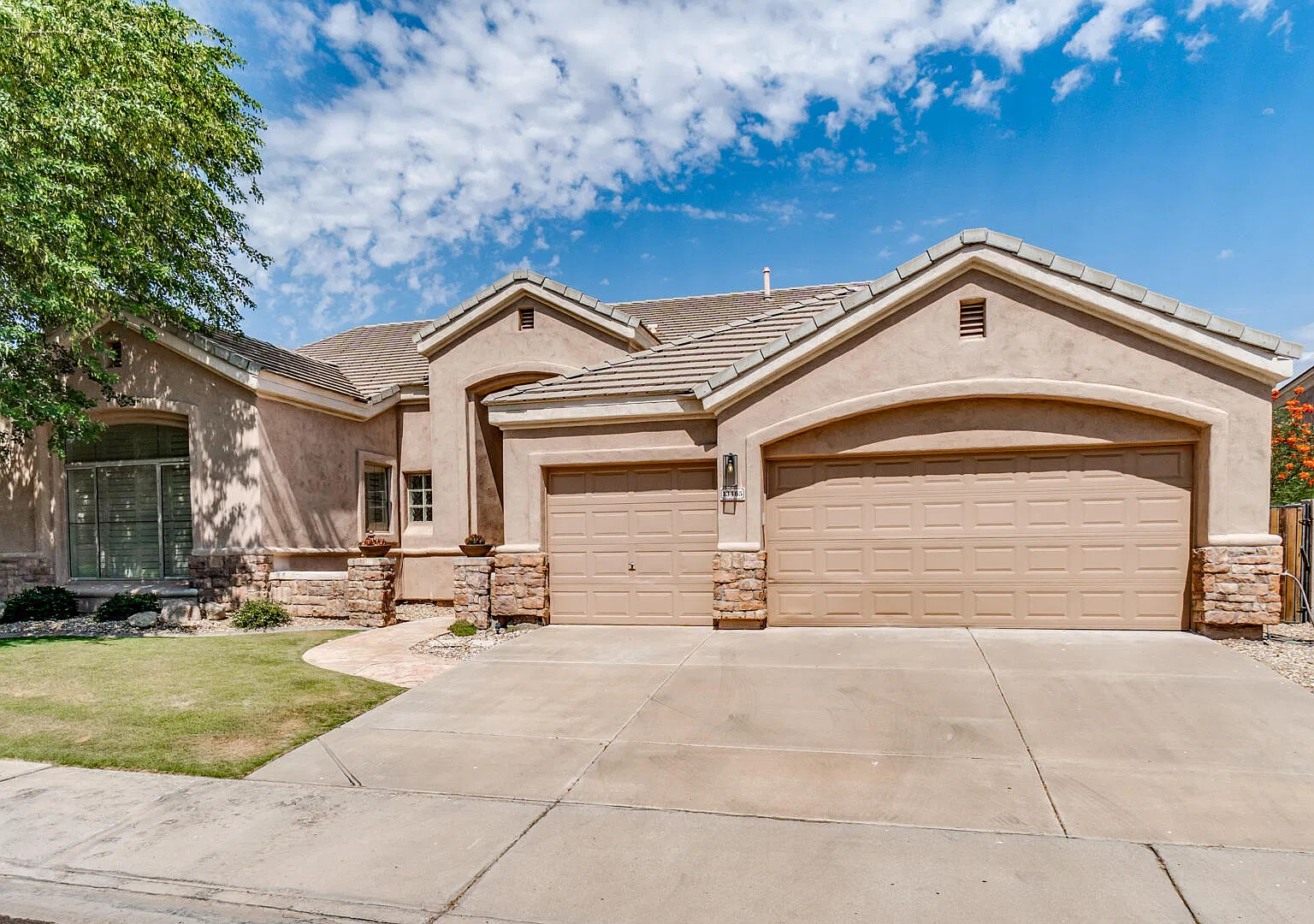 4 bed, 2.5 bath, 2858 sqft, $6,000 — Photo 2