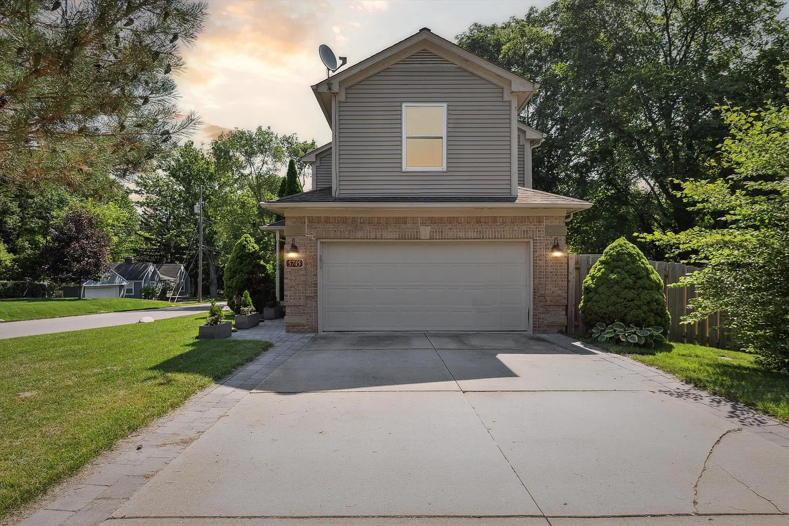 5745 Eastman Blvd photo 1