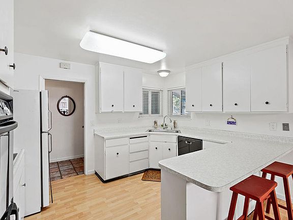 3rd image of 270 Sorrento Way