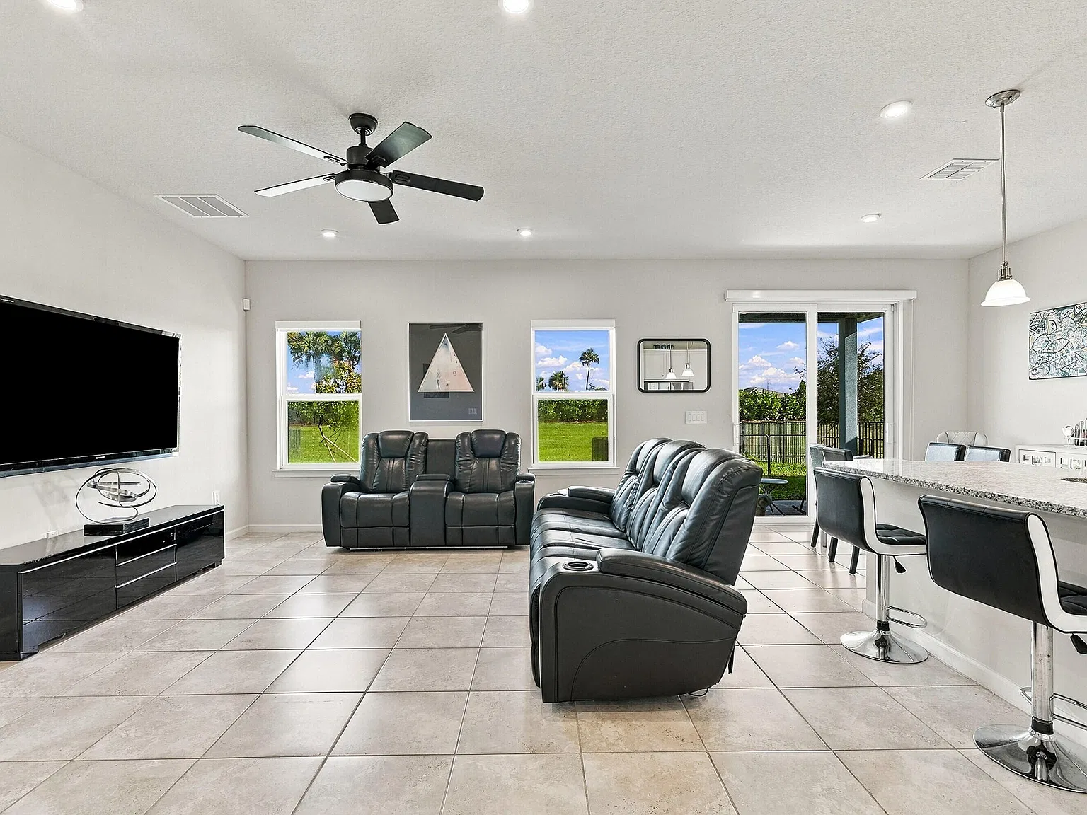 3 bed, 2.0 bath, 1549 sqft, $3,600 — Photo 2