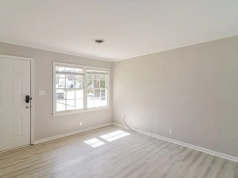 687889_020_living_room_13575728.jpg