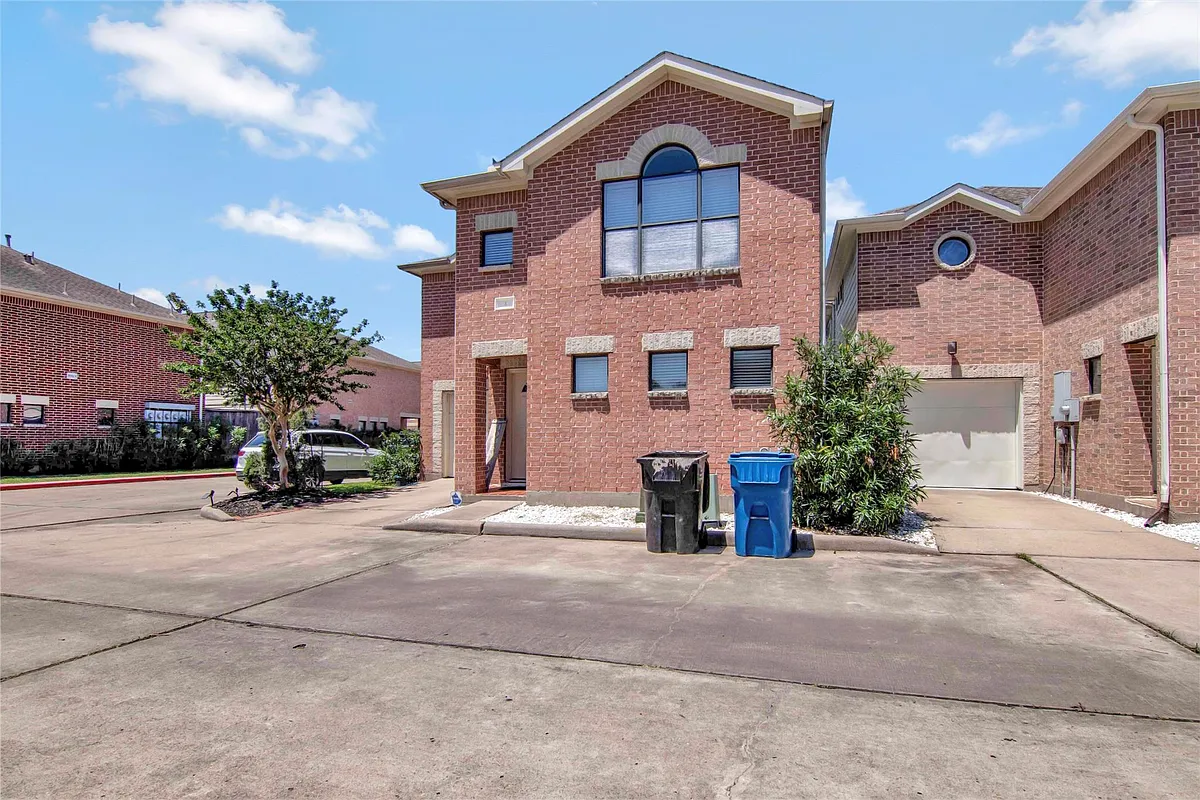 Building Photo - 5951 S Loop E #4