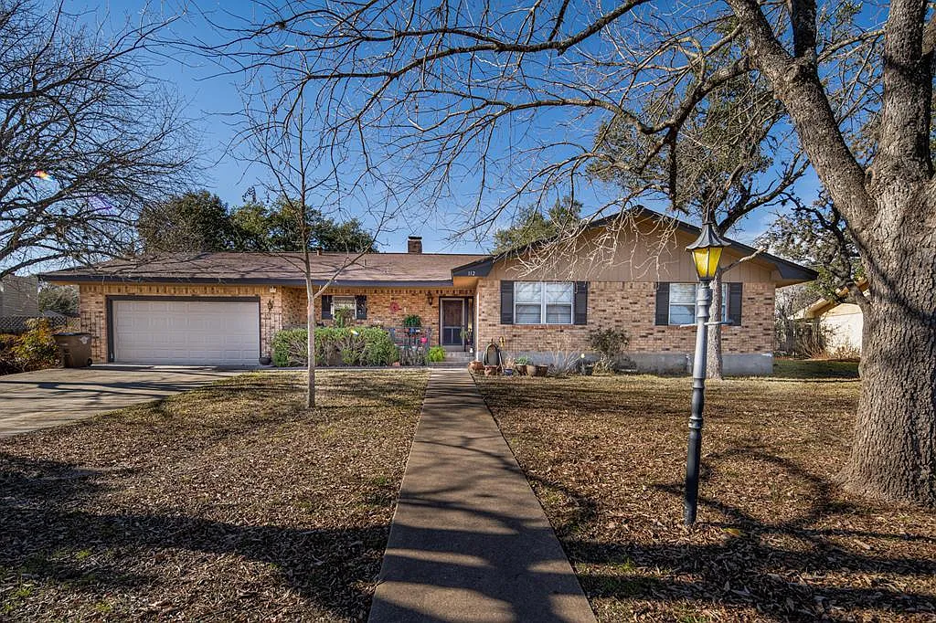 3 bed, 2.0 bath, 2458 sqft, $2,750 — Photo 1