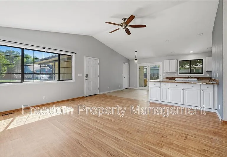6127 N Portsmouth Ave — Photo 3