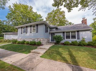 258 Crest Rd, Glen Ellyn, IL 60137