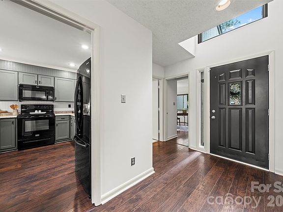 5th image of 215 Riverview Ter