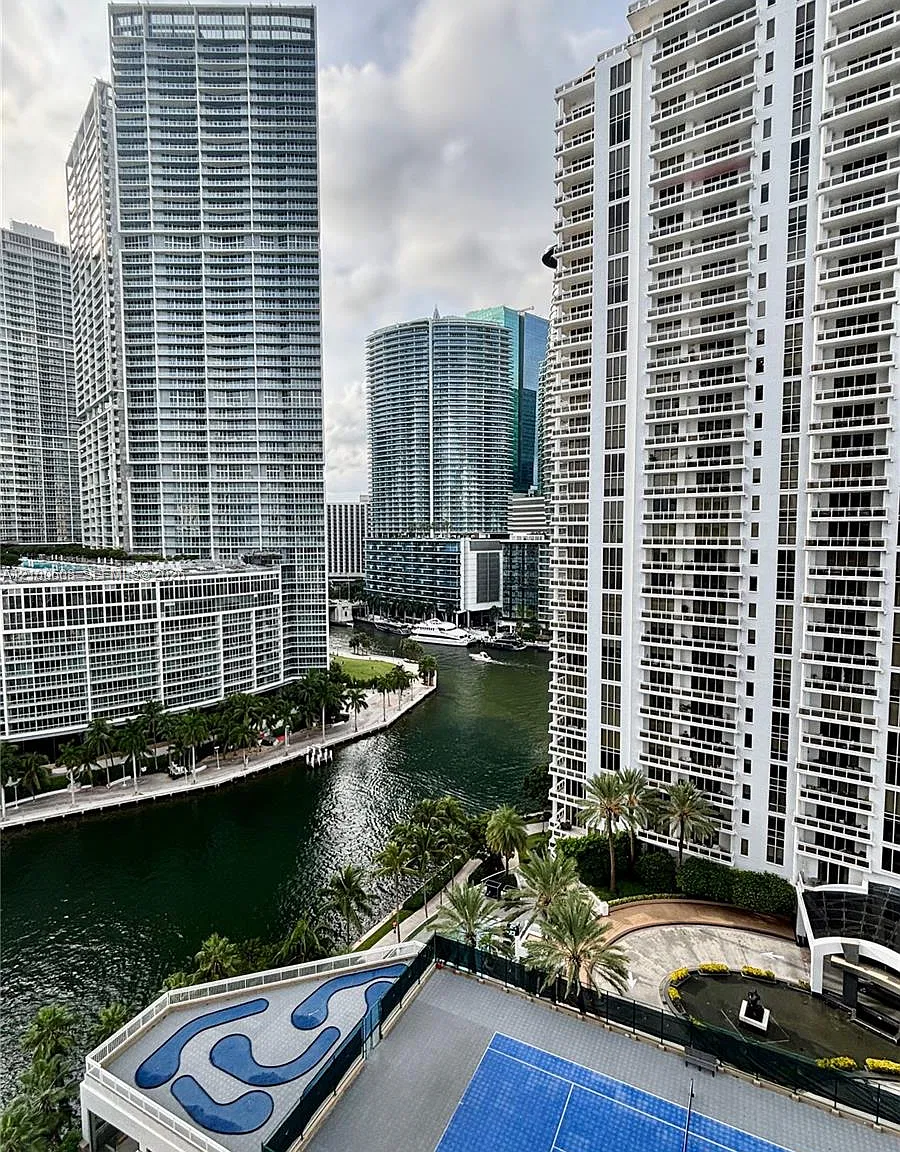 Courts Brickell Key Condo — Photo 1