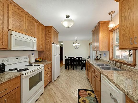 5th image of 8346 Groveland Rd