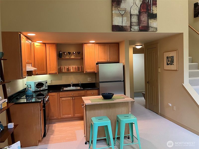 5th image of 842 Washington Street #210