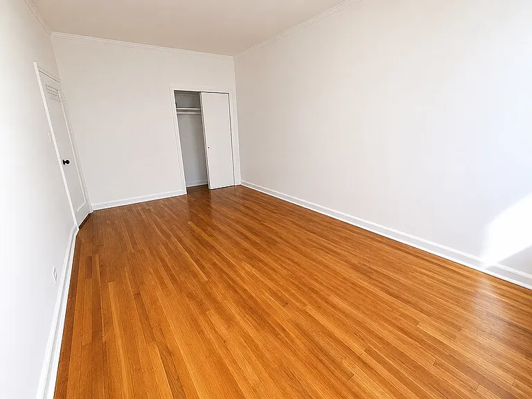 1120 E 53rd St #1 — Photo 6