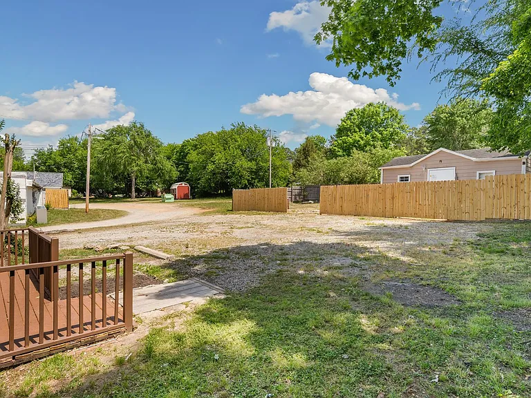 706 N White St — Photo 19