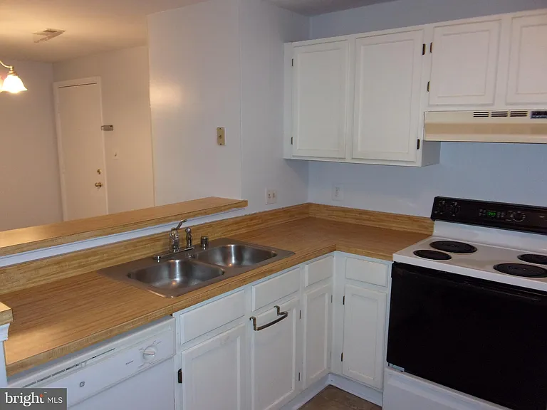 100 Chesterfield Ln — Photo 2