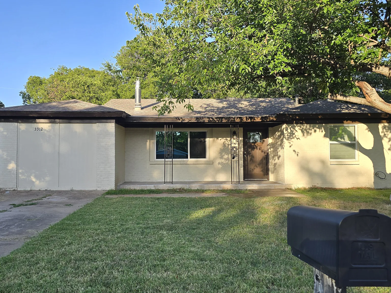 3 bed, 1394 sqft, $1,900 — Photo 2