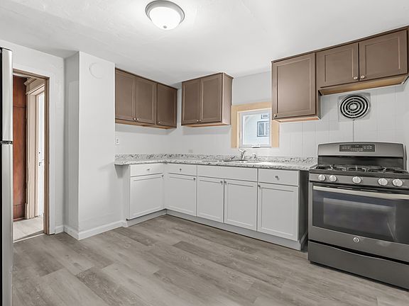 3rd image of 1340 Crosby St